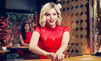 Người chơi đang tập trung vào chiến lược cá cược, thể hiện sự thông minh trong việc đặt cược đá gà tại tt đá gà thomo.